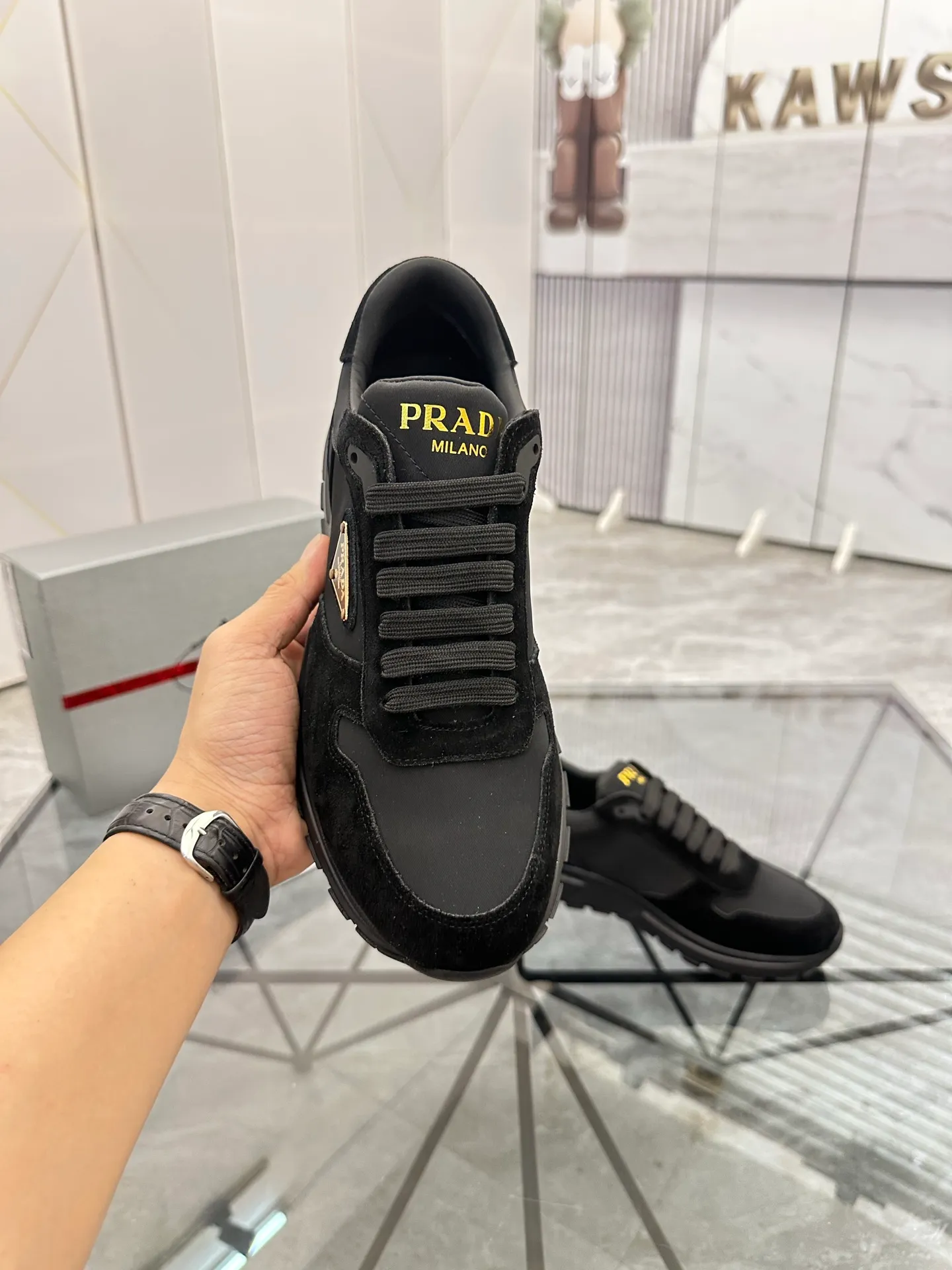 Men's shoes: 💰P580¥ High-end top quality Product trademark: Prada *"Prada*" low-top casual shoes Regular size: 38-45 (can be customized to 46) Product materials: upper imported first-layer nubuck leather spliced ​​with original materials, cowhide lining, cowhide feet, original outsole. Number: 832